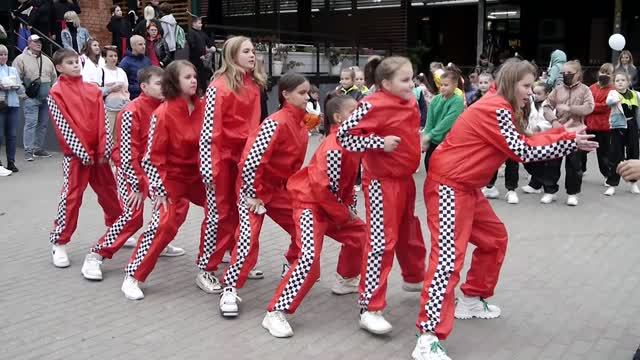 Дети зажигают,взрослые не отстают.