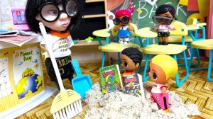 2 ДНЕВНИКА И КУЧА ПЕСКА 🤣🤣🤣 куклы ЛОЛ LOL сюрприз веселая ШКОЛА мультики Даринелка