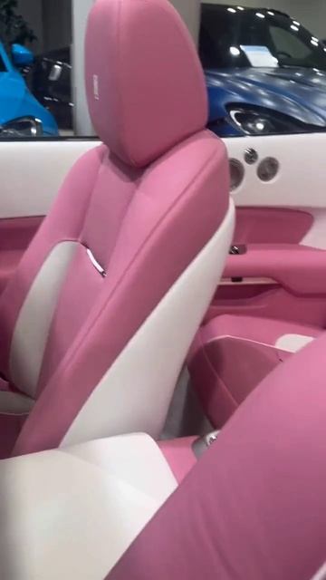 розовый Rolls-Royce с балетками в багажнике