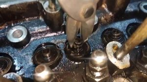 Как поменять маслосъёмные колпаки ВАЗ 2106