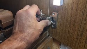 Замена петель в шкафу.