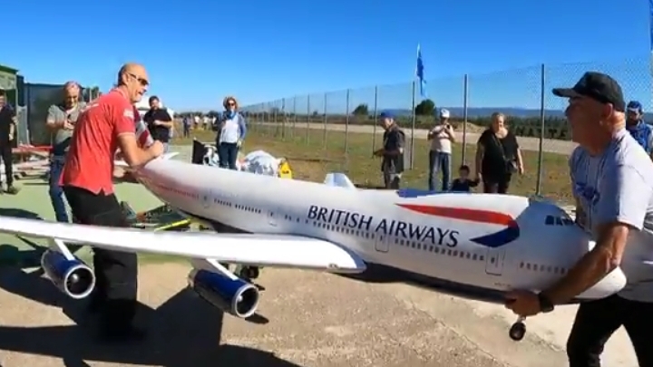 Летающая модель «Боинга-747» смотреть онлайн