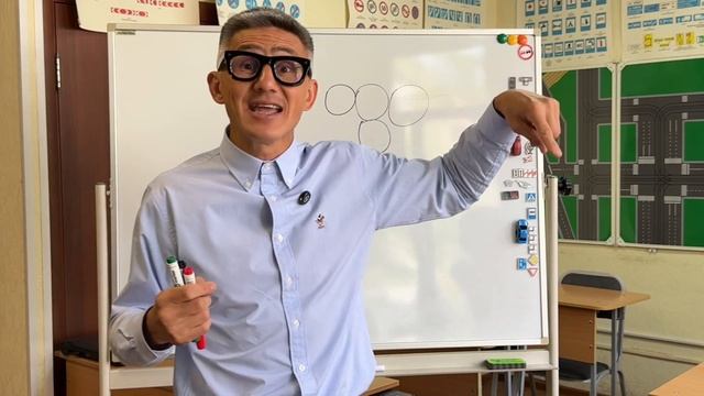 Смотрите полный урок по теме "Сигналы светофора и регулировщика" в нашем курсе (ссылка в описании) смотреть онлайн