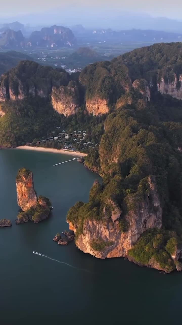 Райский уголок Рейли в Таиланде славится своими уникальными пляжами, окруженными известняковыми с... смотреть онлайн