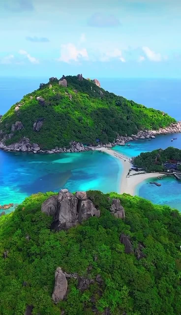 Остров Koh Tao славится своей чистой водой и отличными возможностями для снорклинга. Здесь можно ... смотреть онлайн
