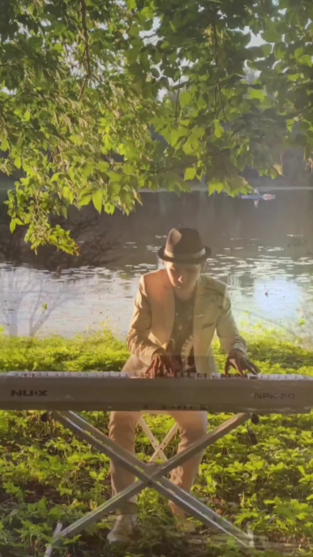 Почему старые рояли звучат так по-особенному? Сегодня играю «Старый рояль» на природе — почувству...