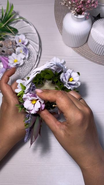 Как собрать букет из мини гладиолусов в корзине из бумажной лозы смотреть онлайн