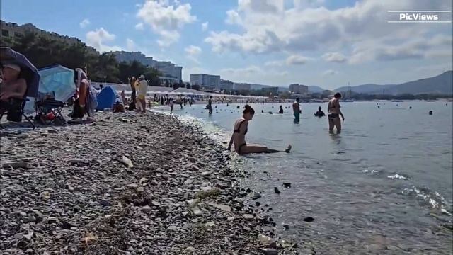 ГЕЛЕНДЖИК пляж Сады Морей сегодня 5 сентября 2025. Какая обстановка на пляже, море и погода сейчас смотреть онлайн