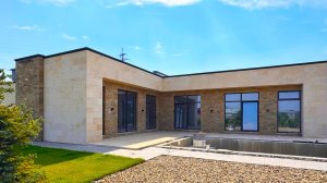 Красивый домик с ландшафтным дизайном и бассейном на участке