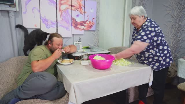 СЕМЬЯ КРУТЫХ ДЕРЕВЕНСКИХ ТРУЖЕННИКОВ РАБОТАЕМ ОТ РАСЦВЕТА ДО ЗАКАТА В САДУ смотреть онлайн