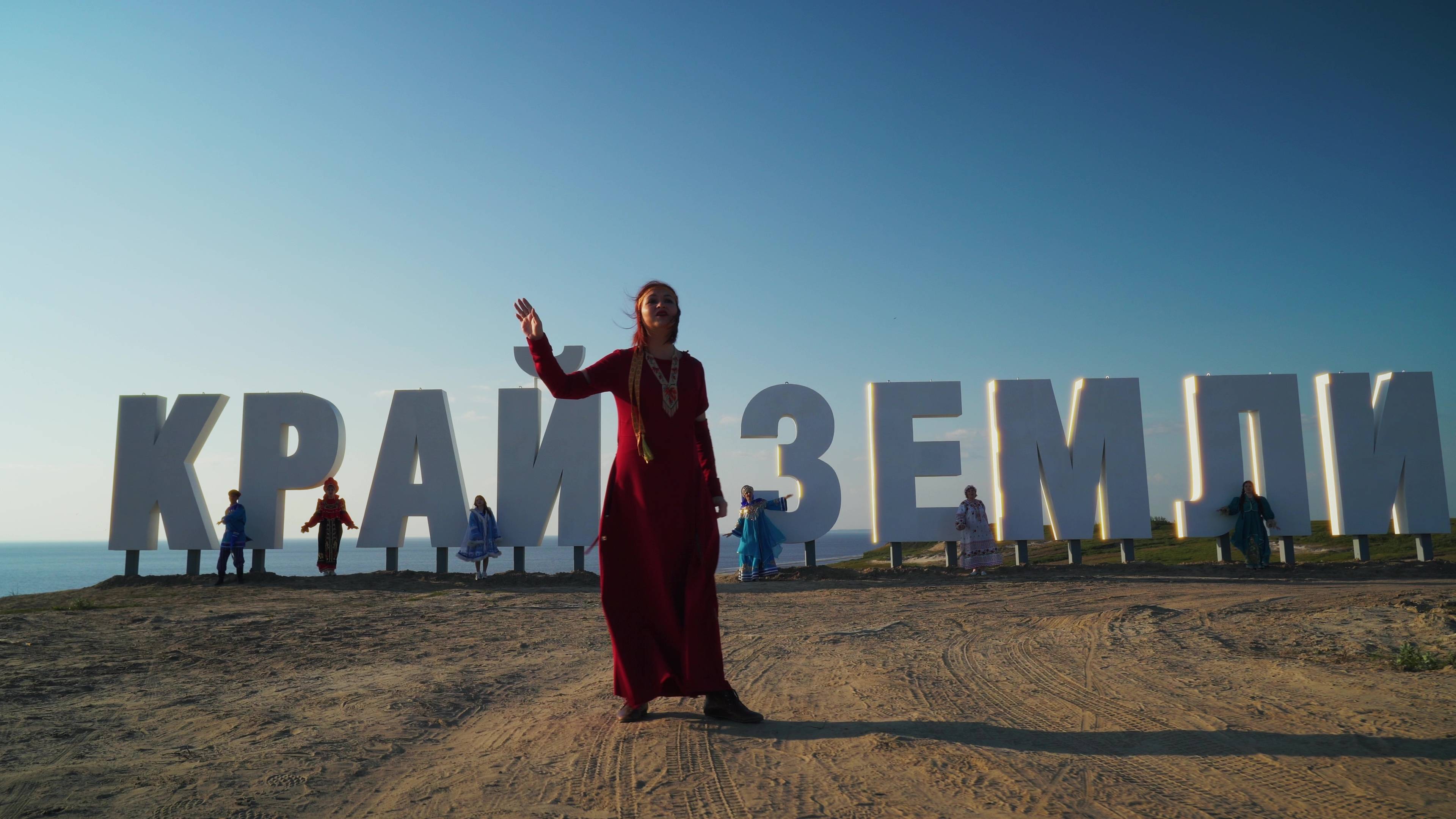 СРЕДИ ТУНДРЫ И СНЕГОВ / Музыкальный подарок к профессиональному празднику от ССОиКМР смотреть онлайн