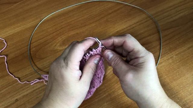 Ажурные восьмёрки и лицевые полоски. Узор вяжем спицами смотреть онлайн