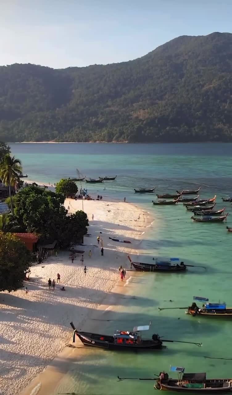 На острове Ко Липе можно насладиться истинным раем, который находится в Национальном морском парк... смотреть онлайн