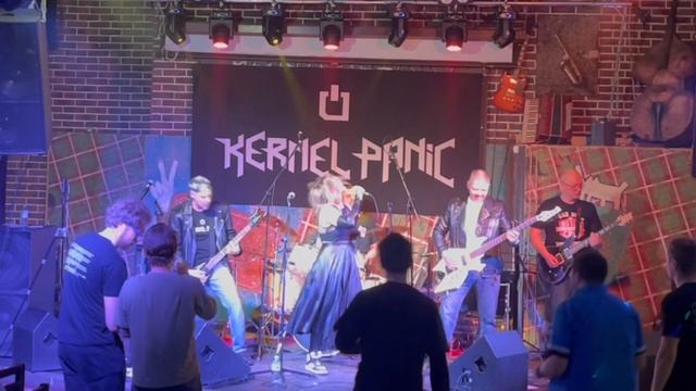 Kernel Panic - Bang - The Glastonberry pub смотреть онлайн