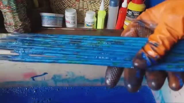 Закрашиваю принт на бумажных трубочках смотреть онлайн