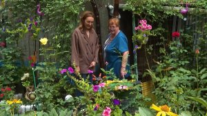 Розовый фламинго и дельфин прямо во дворе многоэтажки. Роскошный сад разбила жительница Алматы