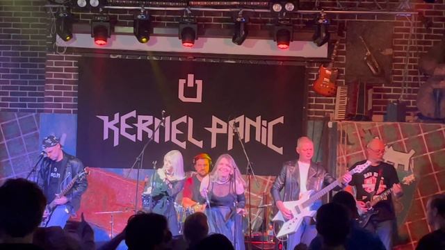 Kernel Panic - Down to the Bottom - The Glastonberry pub смотреть онлайн