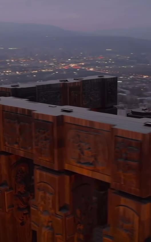 Это великолепное произведение искусства, созданное Зурабом Церетели, известно как "грузинский Сто... смотреть онлайн