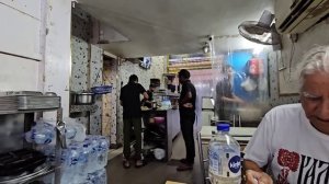 Почему он мной командует_ Я лучше знаю! Индийская едальня_ дёшево, вкусно, много! Мэйнбазар. Дели.