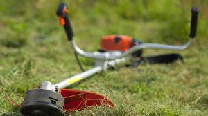 Скос травы. Покос травы. Косим траву .Работаем бензотриммером Huter.