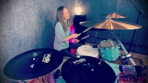 System Of A Down Девушка фигачит на барабанах