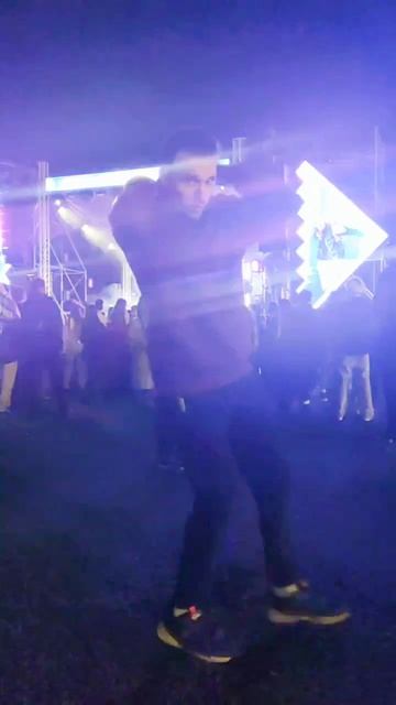 Танцую Шаффл на траве, рядом сцена