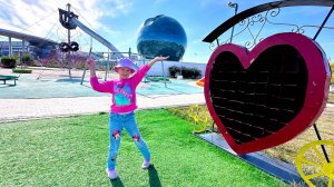 Кира и папа нашли СЕКРЕТ в парке