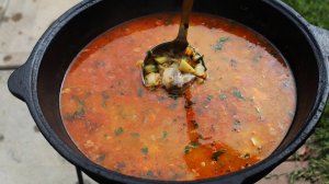 Тот самый суп из рыбных консерв в казане на костре