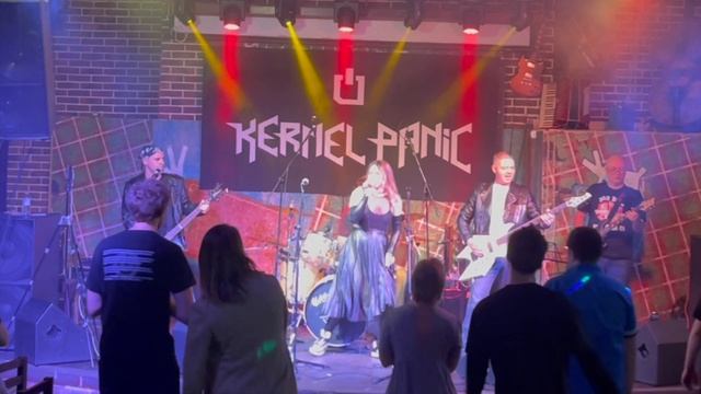 Kernel Panic - Radioactive - The Glastonberry pub смотреть онлайн
