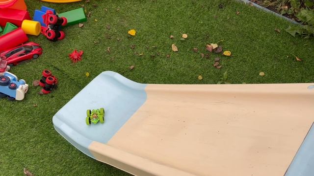 Машинки катаются с горки. #машинки #детям