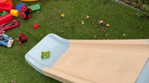 Машинки катаются с горки. #машинки #детям