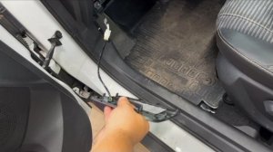 Электропривод двери багажника на Москвич-3. Кнопка в салоне на щитке блока предохранителей.