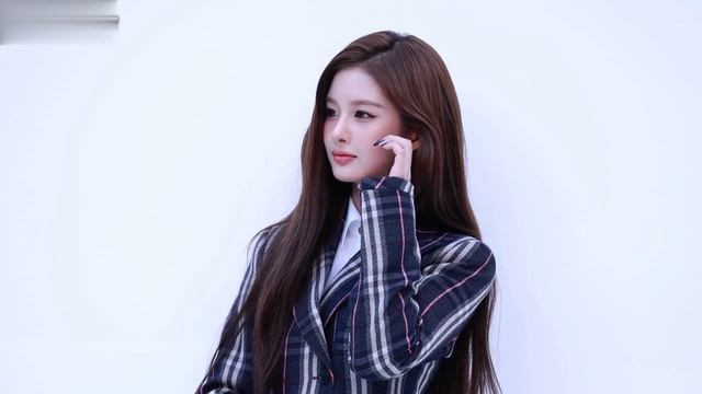 Очаровательная СОЛЬ ЮН А из NMIXX. Пару минут назад... ВИДЕО В 2К! смотреть онлайн