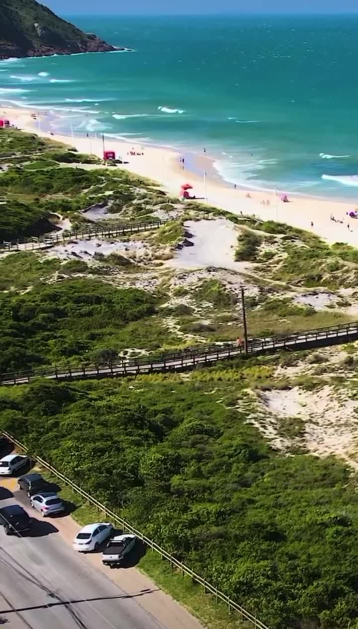 Пляж на севере Санта-Катарины в Бразилии привлекает туристов своей красотой и разнообразием. Прот... смотреть онлайн