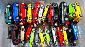 Коробка, полная различных моделей автомобилей