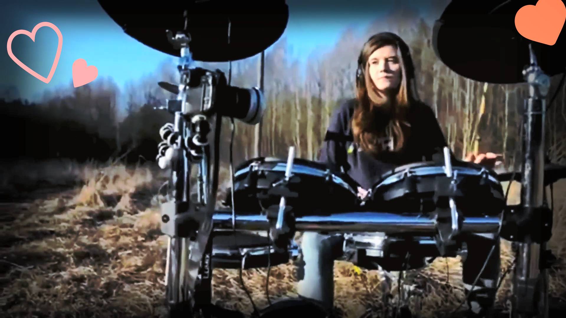 Девушка круто играет на электронных барабанах смотреть онлайн