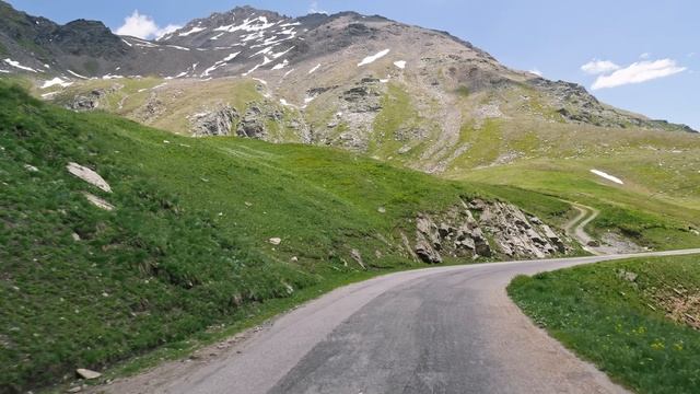 Франция. Поездка по перевалу Коль де л'Изеран к горному озеру Мон-Сени в формате 4К смотреть онлайн
