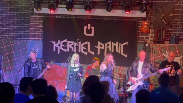 Kernel Panic - I Think I'm Paranoid - The Glastonberry pub смотреть онлайн