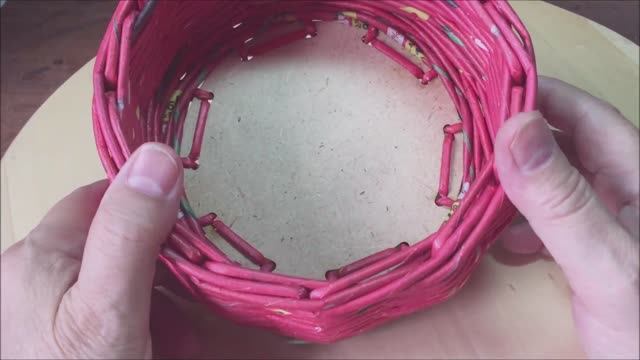 Маленькая вазочка с фанерным дном из газетных трубочек смотреть онлайн