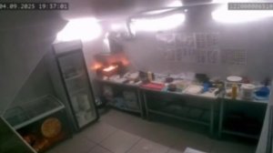 🔥Официантки из Подмосковья попытались потушить горящее масло водой и устроили мощный пожар🔥
