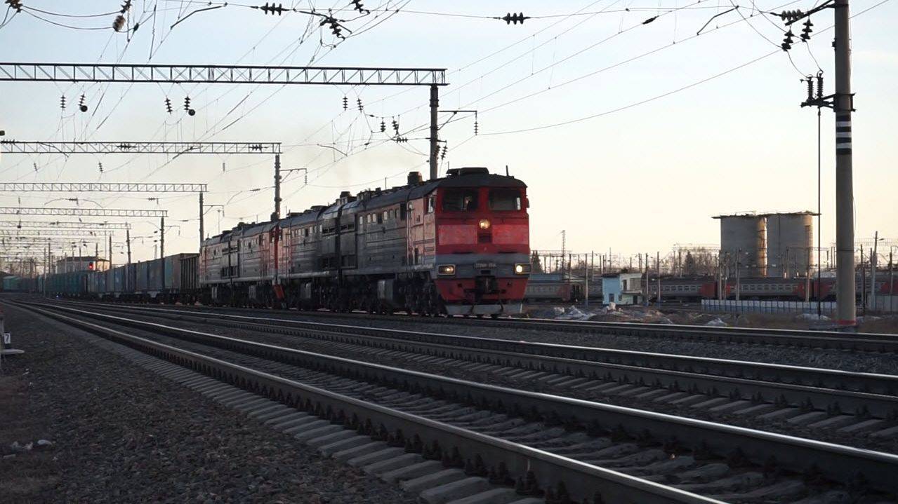Тепловоз 2ТЭ10М-3544 с 2ТЭ10М-2738 и ВЛ80С-1931/2127Б смотреть онлайн