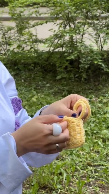 Вязаный трендовый чехол для наушников из Pinterest. Бесплатный МК у меня в инстаграм, ссылка в шапке смотреть онлайн