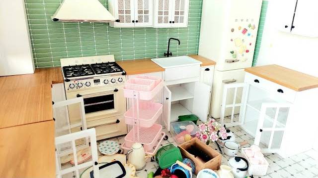Расставляем предметы по местам на миникухне. Увлекательное и милое видео смотреть онлайн