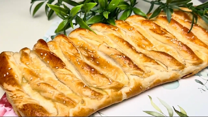 Мясной РУЛЕТ в слоёном тесте...🥩🧀😋 Рецепт в описании ✍️ смотреть онлайн