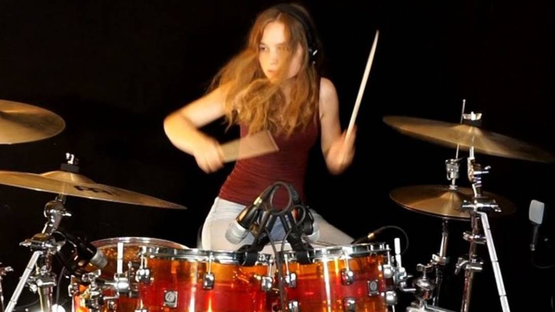 Drum Cover by Sina Девушка круто играет на барабанах смотреть онлайн
