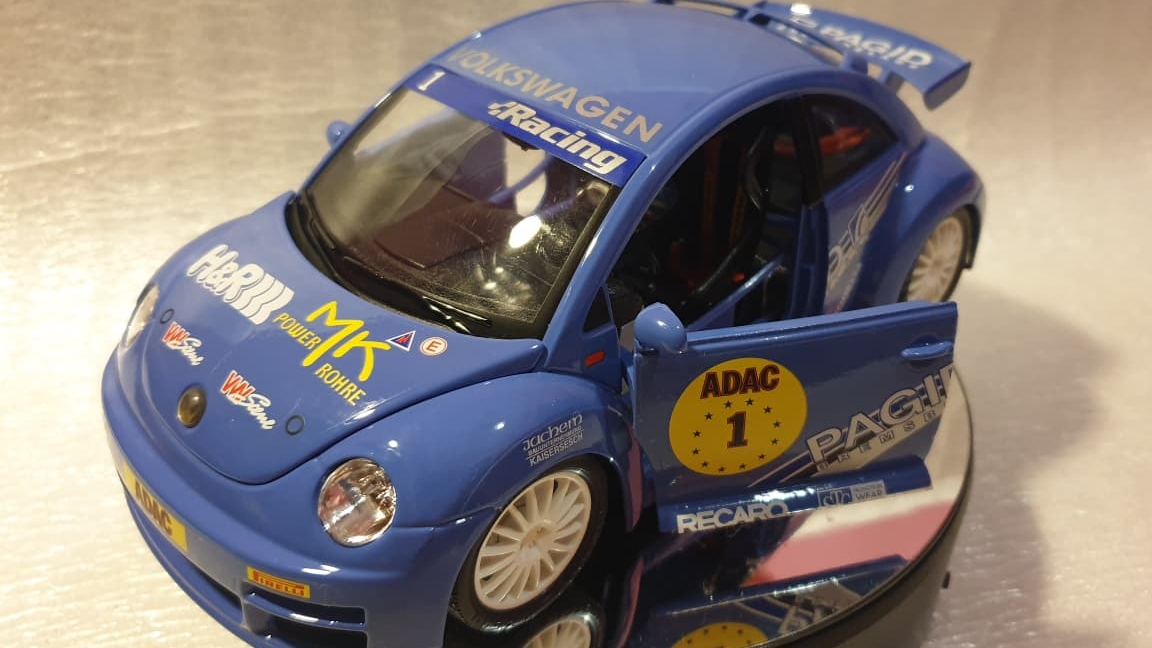 Volkswagen New Beetle Cup Millennium 1/18 Bburago смотреть онлайн