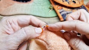 Две петли вместе изнаночной с наклоном влево.