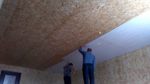 Монтаж панелей МДФ на потолок.