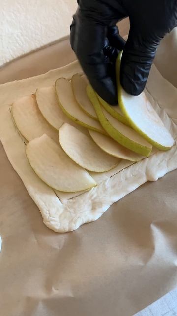 Слойка с грушей и сыром!