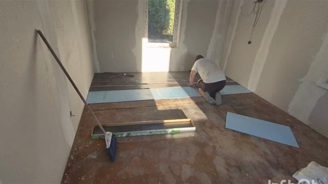 Лёша купил ламинат и стелит его вместе с Тёмой/Ремонт дома своими руками смотреть онлайн